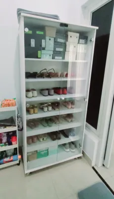 lemari sepatu pintu kaca transfaran