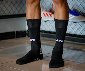 KAOS KAKI ANTI SLIP PANJANG SEBETIS SERI R9 MERK AVO