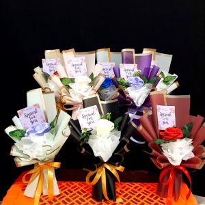 Hand buket -buket bunga mawar satu tangkai hadiah ultahsovenir hadiah