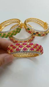 กำไลแฟชั่นผู้หญิงแบบสวยงามพลอยสีลายตาราง เส้นผ่าศูนย์กลางประมาณ 5.5 ซม.สวยหรู ชุบทองไมครอนหน้าทองคำขาว ราคาพิเศษ