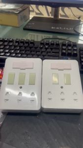 Bảng điện giả âm taplo giả âm thương hiệu OMINSU chịu tải 2500W có màng bảo vệ chống giật và nút nhấn dạ quang