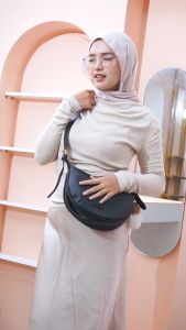 MOCO Fashion Tas Selempang Wanita bonus Bag Charm Bulu Lucu Half Moon Hobo Sling Bag 2239