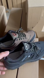 รองเท้า ผ้าใบ ผู้ชาย รองเท้าสำหรับกิจกรรมกลางแจ้งสีดำล้วน ระบายอากาศได้ดี ทำจากตาข่าย รองเท้าลำลองกันลื่น พื้นหนา สวมใส่สบาย เหมาะสำหรับเดินป่าทุกวัน