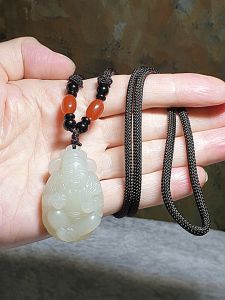 Gegegems Collection light greenish light yellowish Nephrite with lucky "Water Wave" lines and a hint of purplish carved God of Wealth Ruyi Ingot Jade pendant (with certificate) 和田玉元宝如意财神吊坠淡黄淡绿带发财水线少许淡紫(带证书)