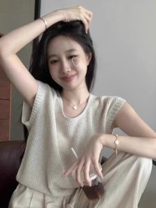 เสื้อยืดแขนสั้นถักไหล่ตรงดีไซน์เก๋ไก๋สำหรับผู้หญิงในฤดูร้อน 2025 เสื้อชั้นในแบบเปิดหลัง ทรงหลวม สไตล์เกาหลี ผ้าฝ้ายผสมโพลีเอสเตอร์