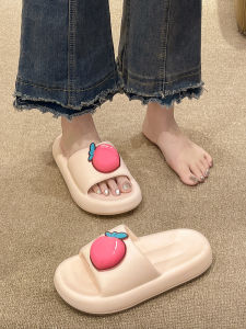 รองเท้าแตะพื้นหนาสำหรับผู้หญิงในช่วงฤดูร้อน รองเท้าแตะแบบสวมสำหรับในบ้าน สไตล์ใหม่ปี 2025 รองเท้าแตะแบบสวมพื้นยางลายผลไม้ป้องกันการลื่น