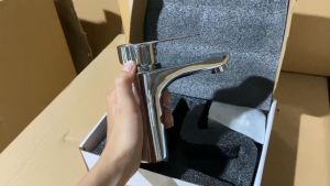 [ROYAL ROOM]Vòi Lavabo EO BÓNG nóng lạnh Bề mặt được mạ Crome sáng bóng. Chống bám bẩn dễ dàng vệ sinh. Không hoen gỉ và giữ màu qua thời gian dài sử dụng tặng kèm dây cáp nóng lạnh