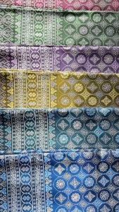 ผ้าไหมลายดอกรัก ผ้าไหมสังเคราะห์ทอเครื่อง ขนาด1เมตร ยาว2หลา เนื้อมันเงาแทรกไหมเงิน