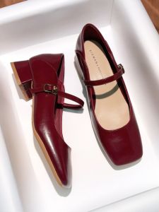 รองเท้าส้นเตี้ย Mary Janes สำหรับผู้หญิง ส้นเตี้ย 2025 ฤดูใบไม้ผลิและฤดูใบไม้ร่วง สไตล์ย้อนยุค หัวเหลี่ยม รองเท้าส้นเตี้ย ส้นสูงไม่เจ็บเท้า รองเท้าผู้หญิงแบบสวมสบาย