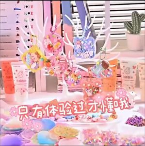 🚛 ส่งไว-ร้ายไทย 🍬ชุดวัสดุแฮนด์เมด สติ๊กเกอร์ กาวครีม ชุดของเล่นตกแต่ง ราคาพิเศษ DIY ของเล่นยกกล่อง 883 ชิ้นต่อกล่อง พวงกุญแจทำเอง ของเล่นเด็กผู้หญิง ชุดทำพวงกุญแ