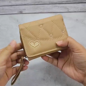 กระเป๋าสตางค์ ปักลายหัวใจสวยงาม ดีไซน์น่ารัก พร้อมสายคล้อง ขนาด 8 x 11 x 2.5 ซม. ช่องใส่แบงค์ ช่องใส่เหรียญมีซิป มีช่องใส่บัตร 6 ช่อง