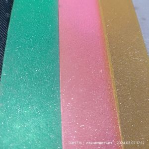 ฟิล์มฝ้าติดกระจก มีกาวในตัว เป็นแบบฝ้าขุ่น มีประกายฟรุ้งฟริ้ง