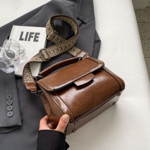 Fashionable Versatile Crossbody Bag with Inner Compartment And Wide Shoulder Strap Popular Design for Men And Women