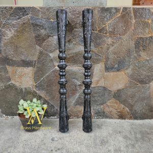 Handle Pintu Rumah Kuningan Antik Motif Godo Ukir Hitam Doff 77 cm 2 Pcs
