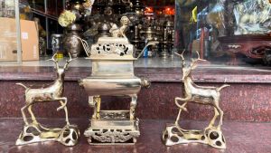 Đỉnh vuông Huế cao 40cm nặng 6kg và đôi hươu cao 30cm màu vàng để tủ chè trang trí