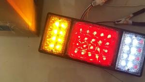 2 ชิ้น (ซ้าย-ขวา) ไฟท้ายรถบรรทุก 12V ไฟท้ายเบรก โคมไฟรถพ่วงรถบรรทุก ไฟLED 12 โวลต์ ไฟท้ายรถยนต์ รถบรรทุก และรุ่นทั่วไป ไฟท้ายไม่มีแป้น