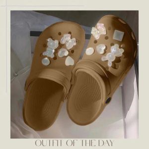 Psion สุดคุ้มมม รองเท้าหัวโตแฟชั่น สำหรับสาวๆ รุ่นนี้บอกเลยว่าเก็บได้ให้รีบเก็บ เพราะสวยจึ้งม๊าก รองเท้าทรงสวย ยางนิ่ม ใส่สบาย แถมฟรีอะไหล่ตกแต่งทั้งเซ็ท ปังงง