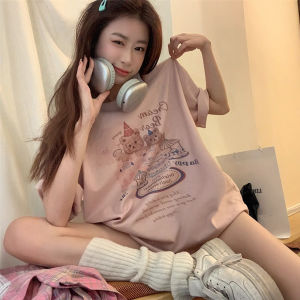 เสื้อยืดแขนสั้นพิมพ์ลายการ์ตูนสีชมพูสำหรับผู้หญิงในช่วงฤดูร้อน เสื้อแขนสั้นหลวมๆ สไตล์เกาหลี ทรงหลวมๆ สำหรับผู้หญิง