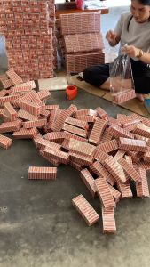 เข็มหมุด (144 กล่อง) ตะปูเข็ม เข็มหมุดทำกระธง เข็มหมุดตะปู เข็มทำกระทง ตะปูเล็ก งานประดิษฐ์ต่างๆ (27-28 ตัว/กล่อง)