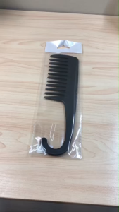 หวีซี่ใหญ่ แบบห่าง มีตะขอสำหรับใช้จัดแต่งทรงผม สีดำ ขนาด  กว้าง  6 ซม.  ยาว  22.5 ซม. ตรงปก ส่งเร็วมาก