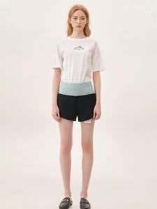 กางเกงขาสั้นโยคะยืดหยุ่นสำหรับผู้หญิง ทรงเอวสูง ผ้าไนลอนผสม Lycra ระบายอากาศได้ดี กางเกงขาสั้นทรงลำลองสำหรับฤดูร้อน