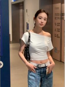 เสื้อยืดแขนสั้นไหล่เดียวสไตล์ฝรั่งเศสสำหรับผู้หญิงในฤดูร้อน เสื้อแขนสั้นทรงเข้ารูปดีไซน์เก๋ไก๋สำหรับผู้หญิง แฟชั่นลำลอง