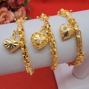 สร้อยข้อมือทองพ่นทราย เทียบเท่า 2 บาท ความยาว 6.5-7.3 นิ้ว ลายผ่าหวายคั่นมะรุม หางกระรอก ห้อยจี้หัวใจ ชุบทอง เรียบหรู