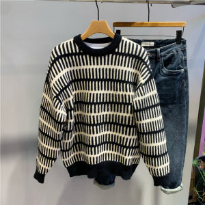 เสื้อสเวตเตอร์ถักคอวีลายทางหลวมๆ หนา แฟชั่นย้อนยุคสไตล์เกาหลีสำหรับผู้ชาย เสื้อผ้าคู่รัก ฤดูใบไม้ร่วง 2025 ใหม่ล่าสุด