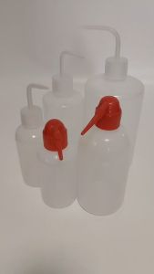 ขวดน้ำกลั่น ขวดฉีดน้ำกลั่น ขวดบีบน้ำกลั่น กระบอกฉีดน้ำกลั่น ขนาด  250/500/1000 ml wash bottle สำหรับห้องปฎิบัติการทางวิทยาศาสตร์