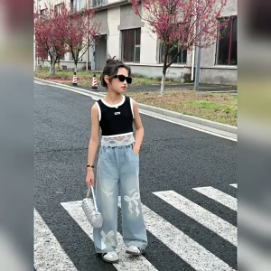 2025 ใหม่ กางเกงยีนส์เด็กผู้หญิง ยีนส์เด็กผู้หญิงขาตรง การออกแบบโบว์ เอวสูง เอวยางยืด สีฟ้าอ่อน 130-160cm