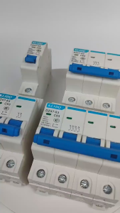 เซฟตี้เบรกเกอร์  แบบไม่มีไฟสัญญาณ  และ มีไฟสัญญาณ รุ่น สวิตช์แอร์