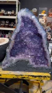 🇲🇾Johor kilang wholesale cheap crystal geode cave sharkfin shape triangle thin geode五行“金火” 💯天然紫晶洞 形体鱼翅 紫度鲜艳美丽👍 全绿幽灵边带有黄娇花共生 💰左侧底部带有一个钱洞，洞深有着11cm✔️ 底部紫晶带有一些黑碧玺共生  (如定制实木底座另加RM60)👈🏻optional  高High: 56cm  宽Width: 49x16cm  直径洞深Hole: 6.5cm - 11cm  重weig