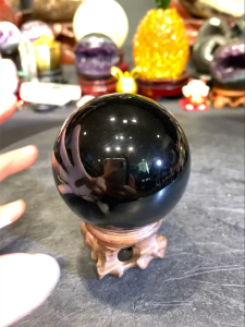 super black obsidian 乌黑光泽💯黑曜石球 7cm球体 🆓实木底座 辟邪化煞 球径diameter: 7cm 含底座高total height: 9cm 重weight: 0.45kg 📍Johor Bahru 区可自行取货或邮寄服务