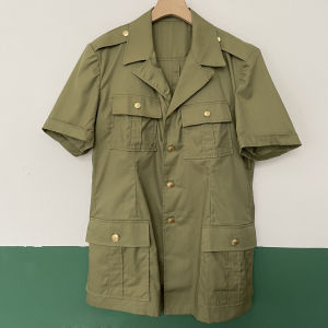 เสื้อเชิ้ตผู้ชายสีเขียวดินแขนสั้นฤดูร้อนธุรกิจลำลอง 4 กระเป๋าแห้งเร็วระบายอากาศได้ดี กระดุมสำหรับเดินทาง ไม่ต้องรีด