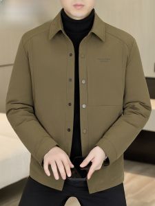 HENGYUANXIANG | แจ็คเก็ตขนเป็ดแบบสวมสไตล์มีดบางสำหรับผู้ชายในฤดูหนาว แจ็คเก็ตคอพับแบบลำลอง แจ็คเก็ตขนเป็ด แจ็คเก็ตแบบสวมสีพื้น ปกจั๊ม