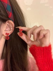 ต่างหูมินิตัวอักษรฝูสําหรับปีใหม่ปีนักษัตรตัวเองเครื่องประดับหูสีแดงติดโบว์ปีใหม่มีสไตล์เฉพาะตัวดูดีสําหรับผู้หญิงต่างหู