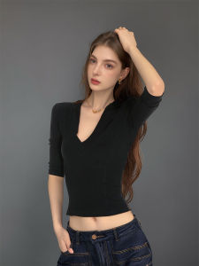 เสื้อยืดคอกลมแขนสั้นทรงเข้ารูปสำหรับผู้หญิงในช่วงฤดูร้อน สีดำ คอวีลึก ทรงเข้ารูป เสื้อผ้าทำงาน ทรงปกติ ผ้าถัก ระบายอากาศได้ดี