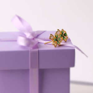 CHOW SANG SANG 周生生 999 24K Solid Gold Lucky Four-Leaf Dainty Stud Earrings for Women 95579E Price-by-Weight Approx. 2.99g Gold