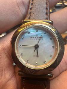 Đồng hồ nữ Skagen Denmark Quartz size 25mm cọc số đính đá với mặt số khảm xà cừ.bản thép máy Nhật Bảnchống nước 3ATM dây da nâu linh kiện