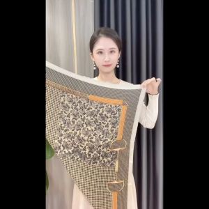 Khăn lụa vuông Satin 90x90 cm màu hồng cam họa tiết choàng cổ có thể làm áo ngực thời trang cho nữ Milana