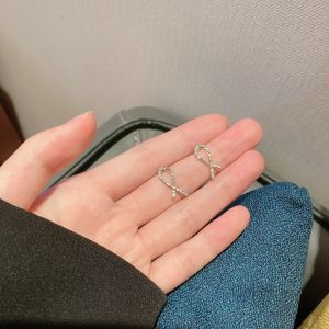 ต่างหูรูปตัวอักษรแบบเรียบง่ายสำหรับผู้หญิง ไม่ต้องถอดในช่วงนอน ดีไซน์เก๋ไก๋ ต่างหูแบบหัวเข็มขัดแบบไม่ต้องถอด