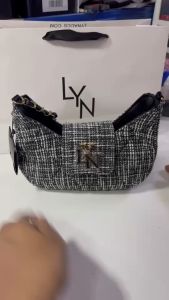 ใหม่  กระเป๋าคล้องไหล่ LYN งานสายโซ่สลับหนังทรงพอช งานหนังเเละผ้าทวิต 2025 มี 5 สี ขนาด 9  นิ้ว 23 x 6.3 x 17.4 cm. พร้อมส่ง รุ่นฮิต