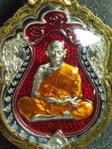 เหรียญเสมารุ่นมหาปราบ ๒ หลวงพ่อพัฒน์ ปุญญกาโม เสริมสิริมงคล ดีรอบด้าน  วัดห้วยด้วน จังหวัดนครสวรรค์ #A3 เนื้ออัลปาก้าคุ้ยพื้นลงยาราชาวดี หมายเลข 44 พร้อมเลี่ยมกรอบกะไหล่ทอง องค์พระสวยมาก ใหม่ วัตถุมงคลแท้  เครื่องรางประจำตัว  พระเครื่องเมืองไทย 泰国佛牌