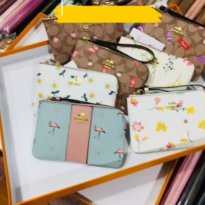 กระเป๋าข้อมือ ไซด์ M นิ้วมีหลายช่อง  ขนาด65 นิ้ว โดยประมาณ