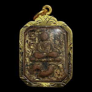 K530 หลวงพ่อปาน ขี่ไก่หางพวง วัดบางนมโค เนื้อดินเผา เลี่ยมกรอบทองไมครอน24K ขนาด2.0x2.5ซม.