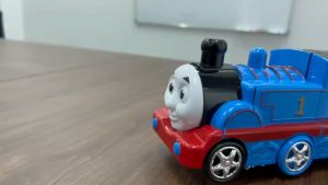 *** พร้อมส่ง*** หุ่นยนต์รถไฟโทมัสชนและถอยหลัง แปลงร่างได้ ใช้แบตเตอรี่ วิ่งและชน มีเสียงเพลงและเสียง หุ่นยนต์รถไฟโทมัสแป