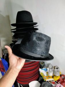 topi laken motif bulu