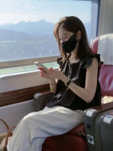 เสื้อเชิ้ตแขนกุดสไตล์ฝรั่งเศสสำหรับผู้หญิงในช่วงฤดูร้อนปี 2025 ดีไซน์เก๋ไก๋ คอเหลี่ยม แขนกุด เสื้อเชิ้ตแขนกุดแบบลำลอง