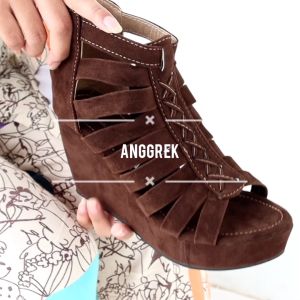 Sepatu Wedges Wanita Gladiator Resleting Hitam Coklat Tan 9 cm Terbaru Botentik Anggrek