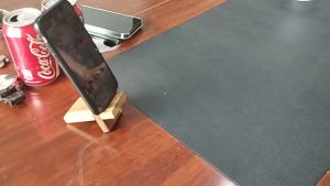 Giá đỡ điền thoại để đồng hồ kê điện thoại gỗ.